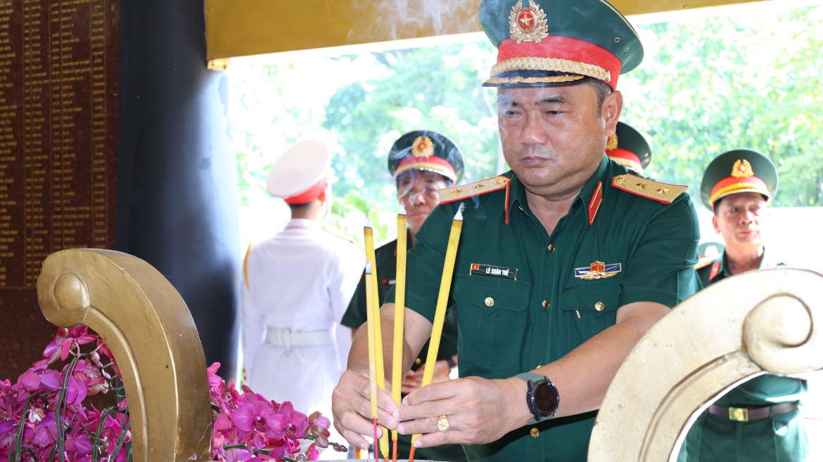 trung-tuong-le-xuan-the-thap-huong-tuong-nho-cac-anh-hung-liet-si-anh_-bo-tu-lenh-tp.hcm-3.jpg