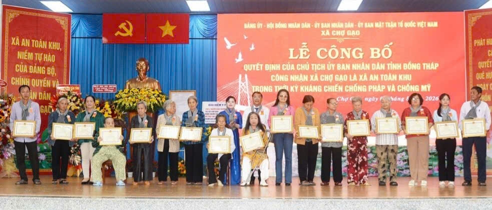 ubnd-xa-cho-gao-tang-giay-khen-cho-cac-ca-nhan-co-thanh-tich-xay-dung-xa-an-toan-khu.jpg