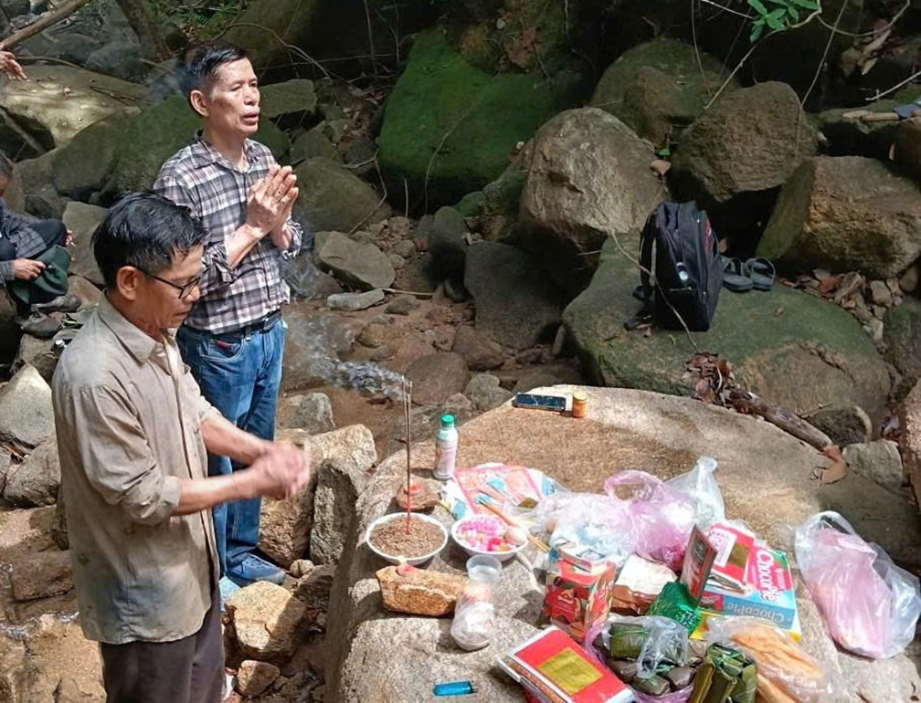 vi-tri-nghi-co-10-hai-cot-liet-si.jpg