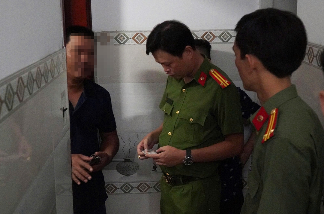 viec-kiem-tra-tien-hanh-vao-ban-dem.jpg