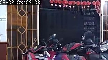 Thời điểm xảy ra vụ việc được quay lại lại tại nhà dân (Ảnh: Cắt từ video)