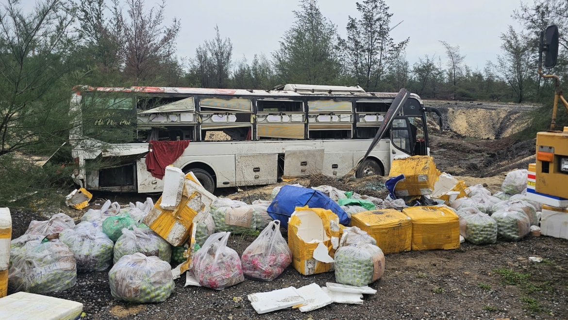 xe-khach-lao-xuong-ho-sau-tren-duong-tranh-lu-18-hanh-khach-may-man-an-toan.jpg