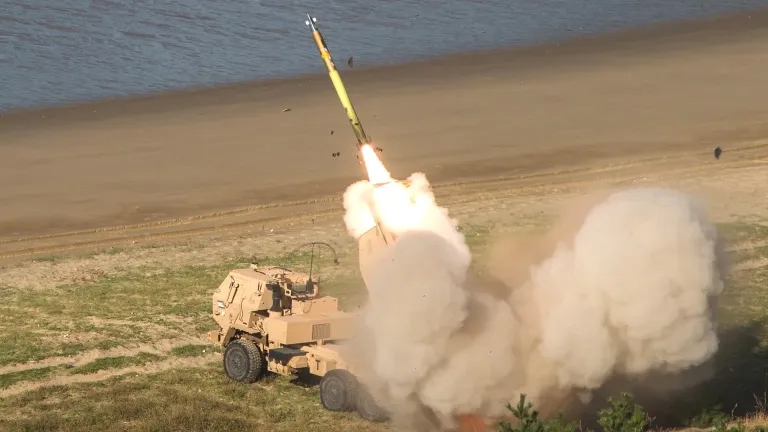 Xe phóng tên lửa M142 HIMARS của Lục quân Mỹ bắn một quả tên lửa pháo binh dẫn đường 227mm. Lục quân Mỹ cho biết đây là một trong những nền tảng có thể được sử dụng để phóng tên lửa AHSS trong tương lai. Ảnh: Lục quân Mỹ