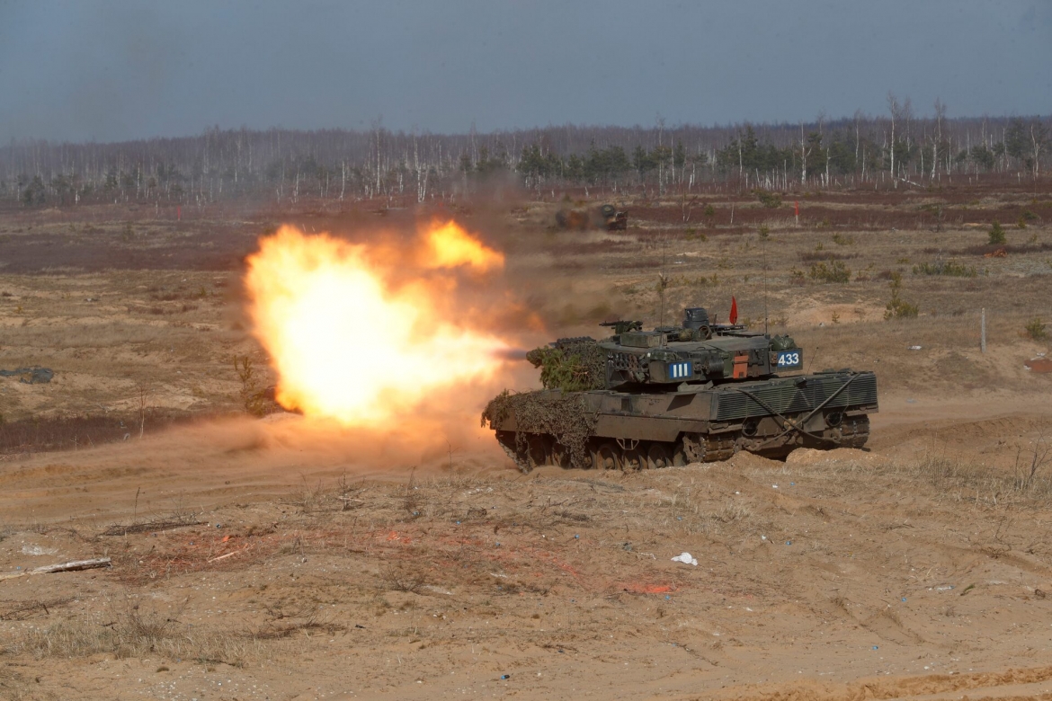 Xe tăng chiến đấu Leopard trong buổi huấn luyện bắn đạn thật cho binh lính Ukraine. Ảnh: Reuters