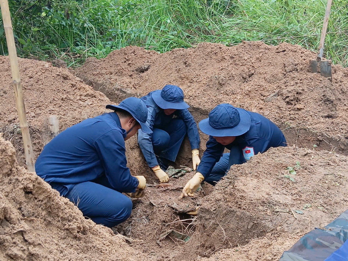 an-giang-tim-kiem-quy-tap-duoc-5-hai-cot-liet-si-tai-xa-o-lam.jpg