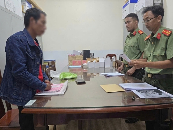 Ông T.L.T. nhận Quyết định xử phạt vi phạm hành chính. Ảnh Công an thành phố Cần Thơ