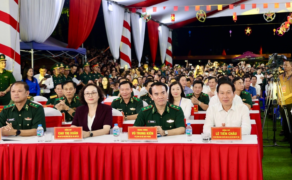 Phó Thủ tướng Chính phủ Lê Tiến Châu và các đại biểu dự chương trình "Biên cương - Đêm hội Trăng rằm" năm 2026. Ảnh: TTCP
