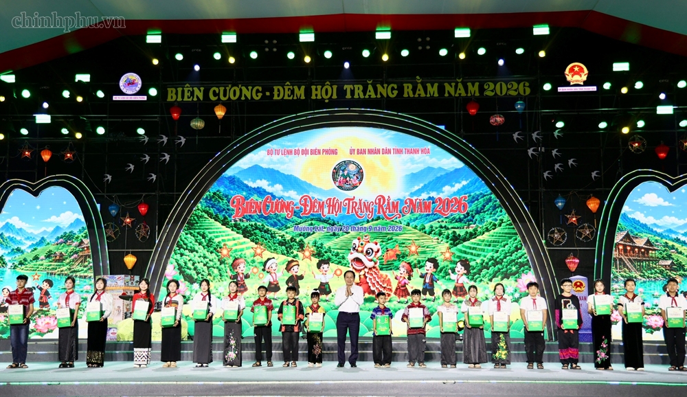 Phó Thủ tướng Lê Tiến Châu tặng quà cho các em học sinh có hoàn cảnh khó khăn, trao học bổng cho các em học sinh tiêu biểu. Ảnh: chinhphu.vn
