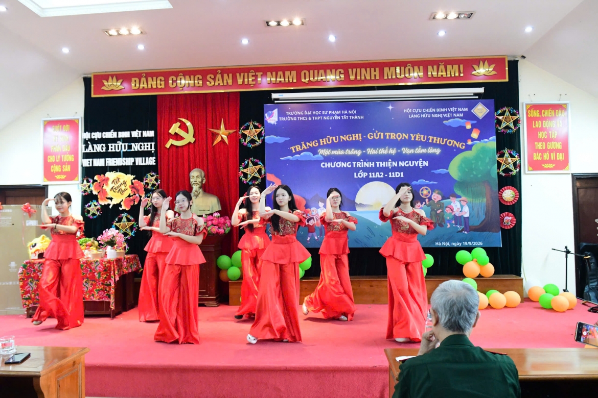 cac-em-hoc-sinh-truong-nguyen-tat-thanh-voi-chuong-trinh-thien-nguyen-tri-an.jpg
