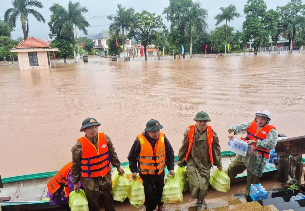 cac-luc-luong-dua-com-nuoc-uong-ho-tro-ba-con-vung-ngap-lut.jpg