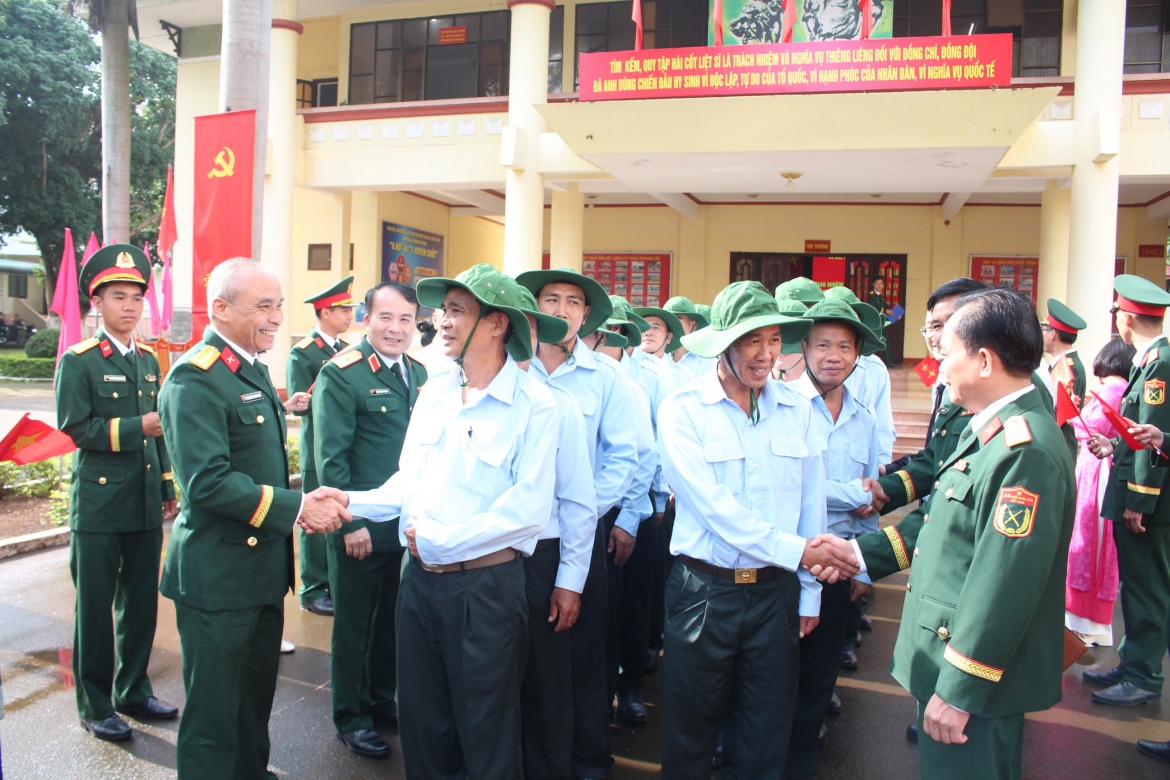 can-bo-chien-si-doi-k51-chia-tay-dong-doi-de-len-duong.jpeg