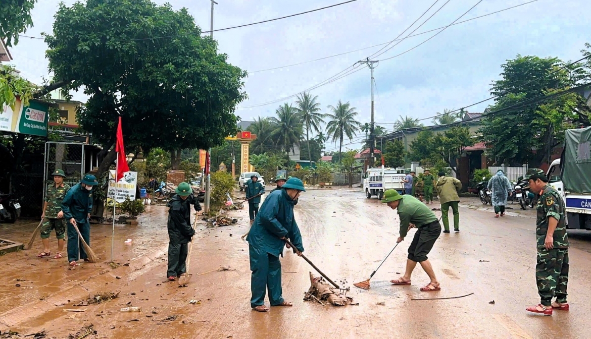 can-bo-chien-si-luc-luong-vu-trang-tinh-giup-dan-khac-phuc-hau-qua-mua-lu.jpg