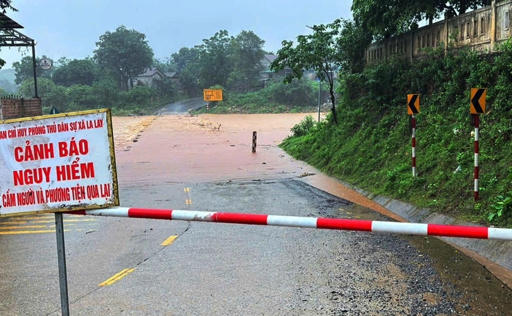 Cầu tràn trên quốc lộ 15D nước tràn qua, lượng chức năng cấm phương tiện và người qua lại (Ảnh: Anh Hạnh).