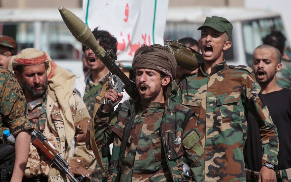 chien-binh-houthi-vu-khi-houthi-sung-b-41-houthi-phien-quan-houthi-yemen-.ap_.jpg