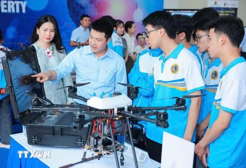Sinh viên tham quan gian trưng bày sản phẩm khoa học công nghệ tại Ngày hội Đổi mới sáng tạo quốc gia 2025 (Ảnh: Hoàng Hiếu/TTXVN)