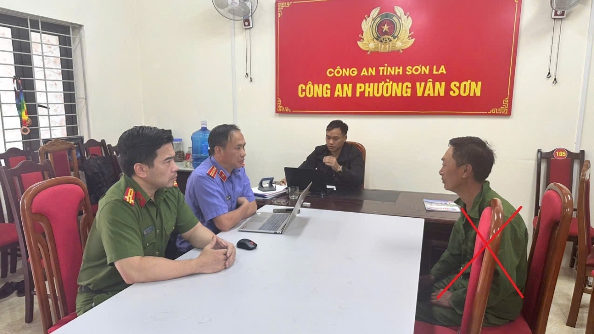 Cơ quan chức năng tiến hành lấy lời khai đối tượng truy nã Giàng A Si (dấu X).