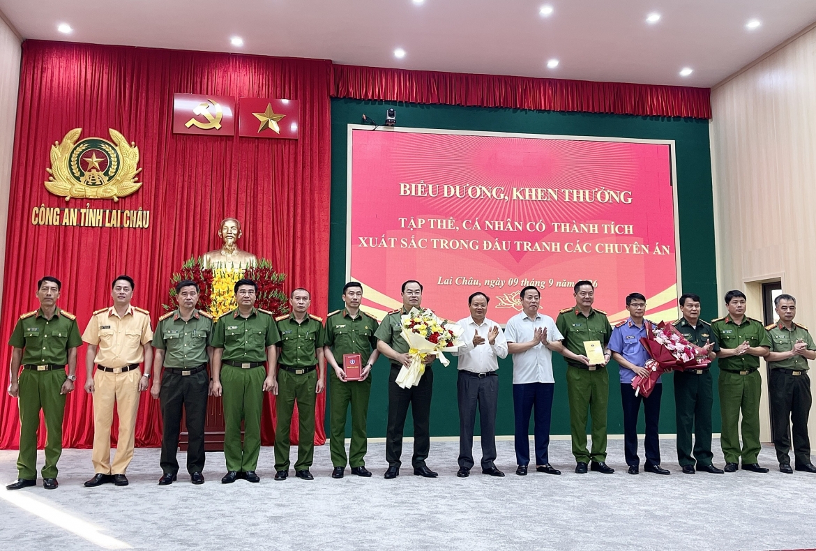 Lãnh đạo Tỉnh ủy, UBND tỉnh Lai Châu tặng hoa chúc mừng và biểu dương thành tích của lực lượng Công an tỉnh
