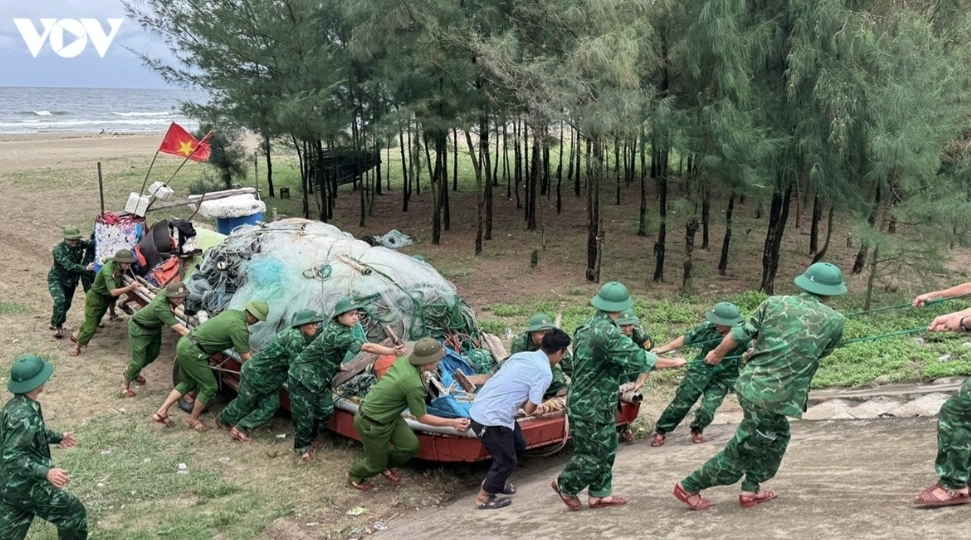 Lực lượng Biên phòng, Công an, Quân sự đưa phương tiền ngư dân xã Đan Hải, Hà Tĩnh vào bờ tránh bão