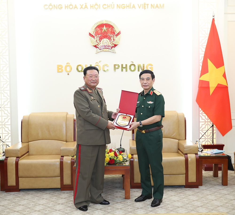 dai-tuong-phan-van-giang-tiep-trieu-tien-2.jpg