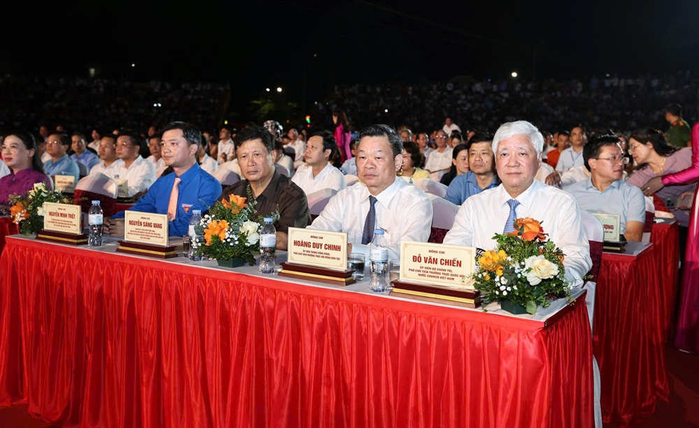 Các đồng chí lãnh đạo Đảng, Nhà nước, Quốc hội và lãnh đạo tỉnh Tuyên Quang dự Đêm hội Thành Tuyên năm 2026. Ảnh: chinhphu.vn
