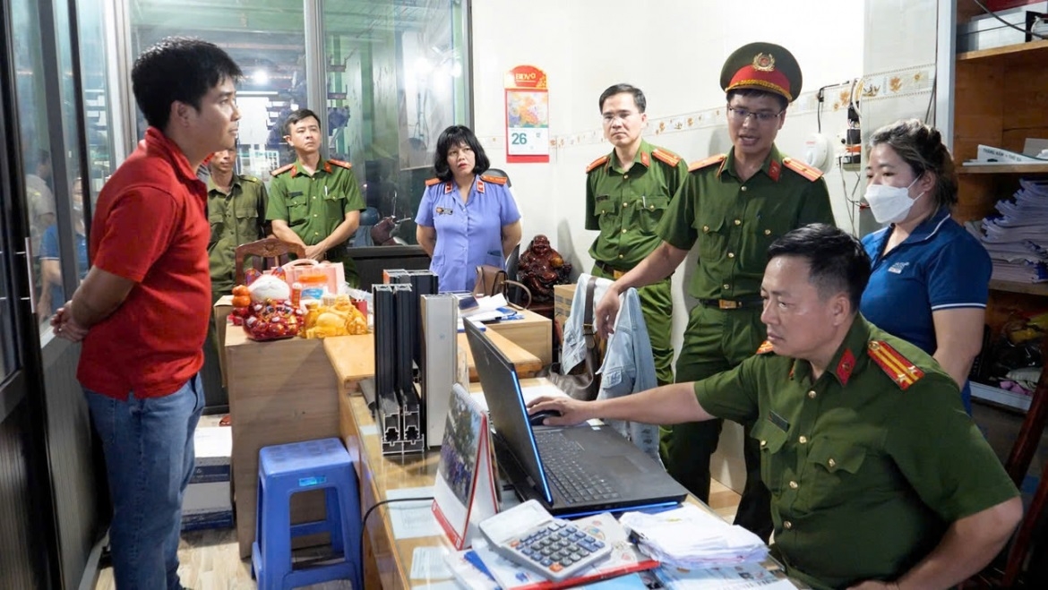Cơ quan Công an khám xét nơi làm việc các bị can