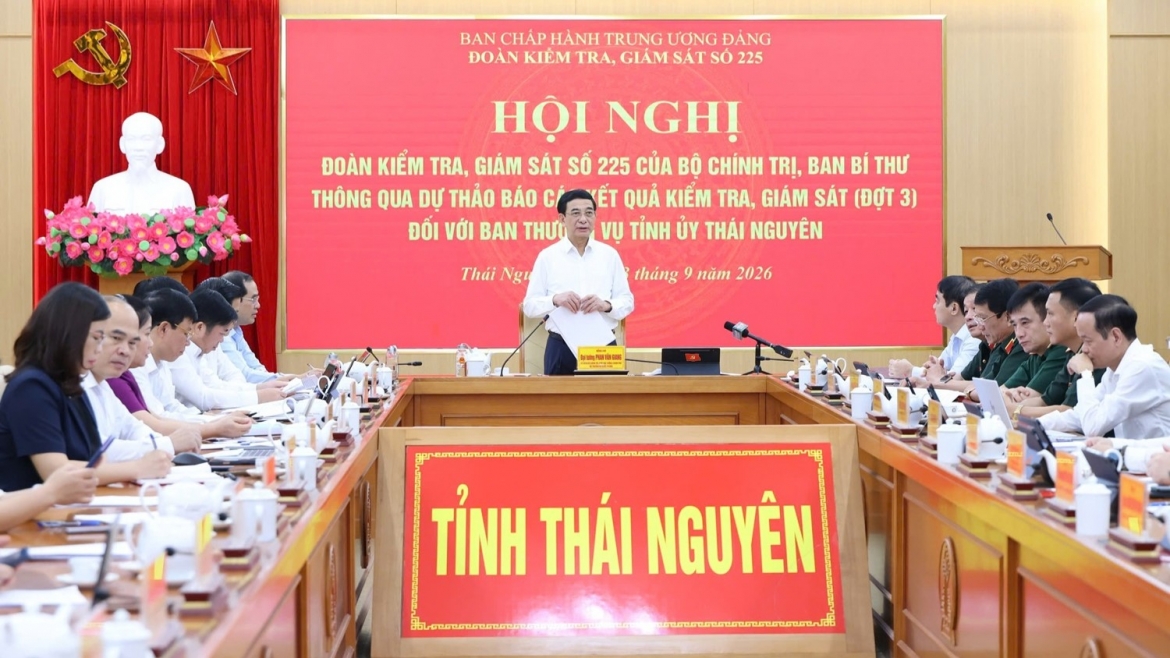 doan-kiem-tra-225-thai-nguyen-dai-tuong-phan-van-giang-2.jpg