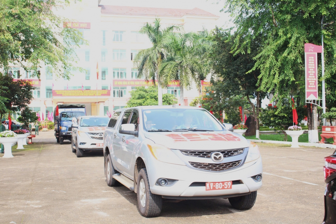 doan-xe-cho-can-bo-chien-di-doi-k51-len-duong-thuc-hien-nhiem-vu.jpeg