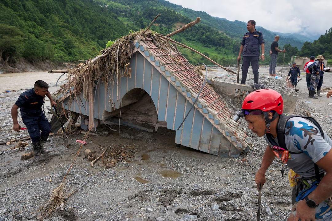 hau-qua-lu-quet-nepal-2026-nha-nepal-sap-do-lu-quet-tim-kiem-cuu-ho-cuu-nan-nepal-.reu_.jpg