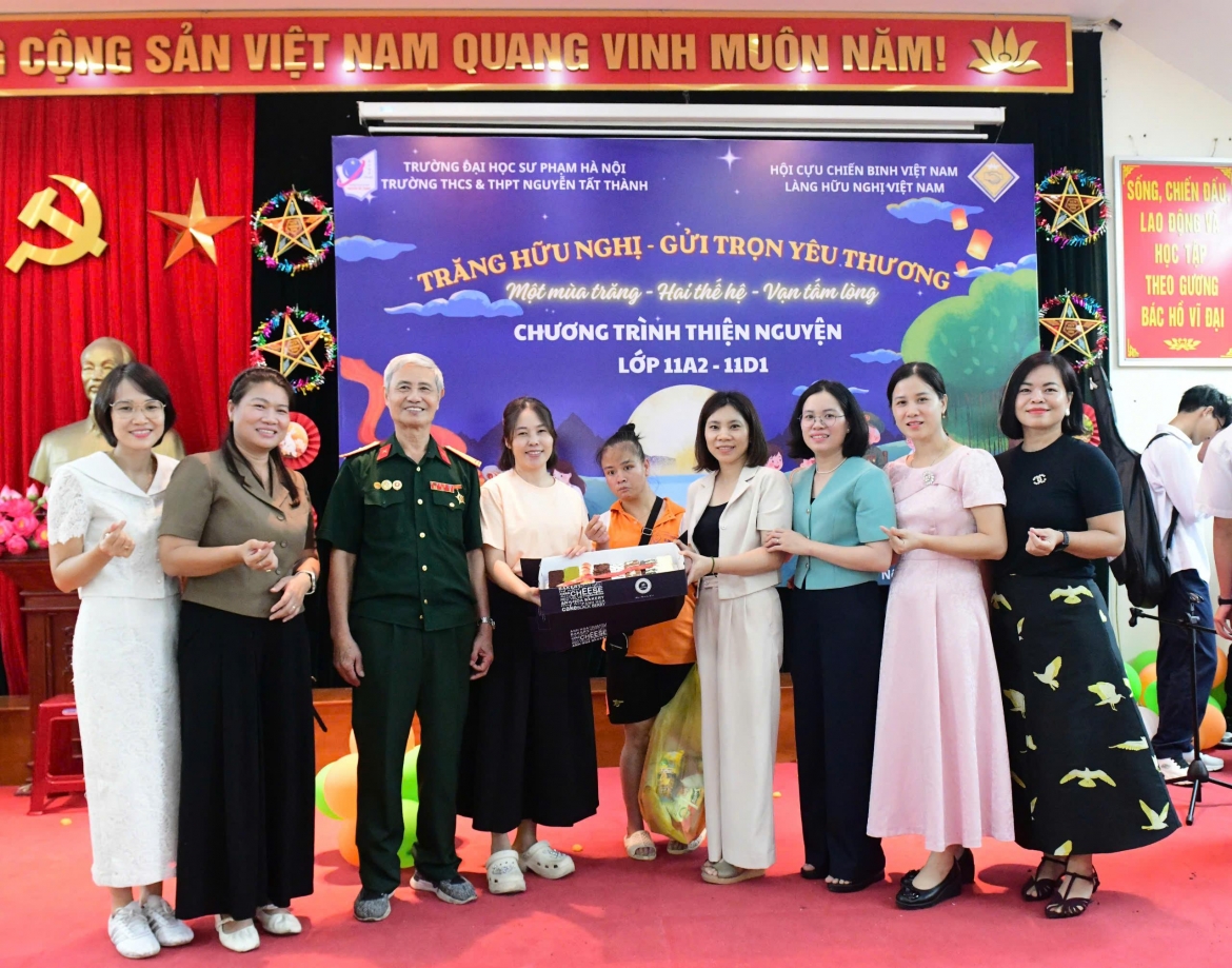 hoc-sinh-tri-an-cac-cuu-chien-binh.jpg