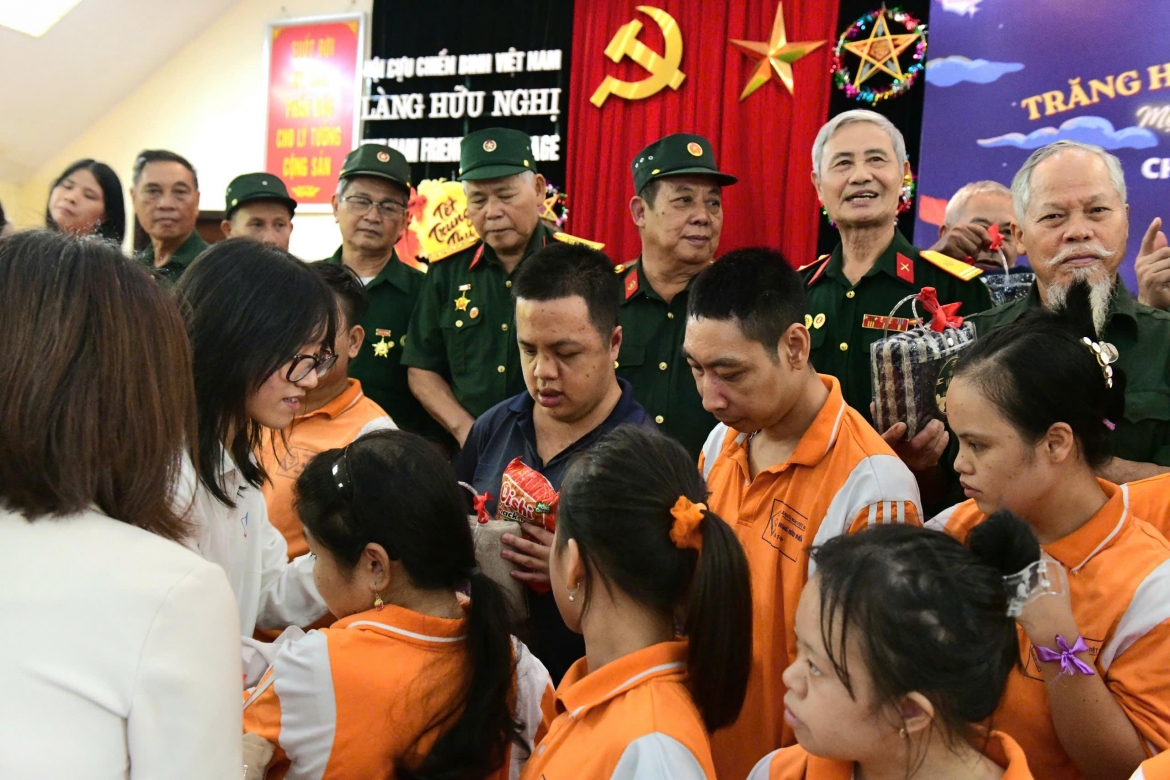 hoc-sinh-truong-nguyen-tat-thanh-tri-an-cuu-chien-binh.jpg
