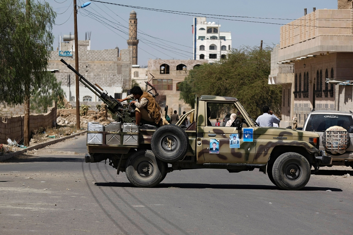 Thành viên lực lượng Houthi trên xe tải quân sự ở Sanaa, Yemen, ngày 20/10/2014. Ảnh: AP