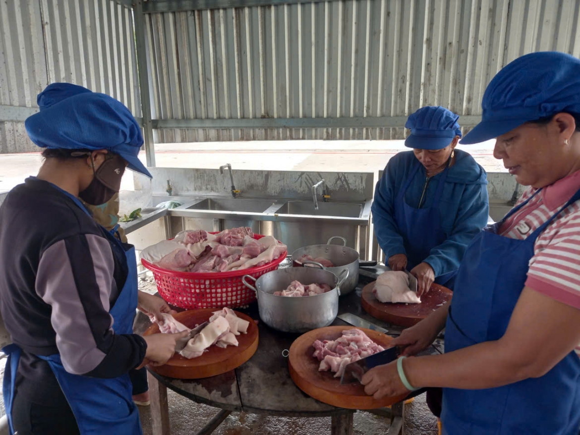Chể biến thức ăn tại Trường học ở tỉnh Khánh Hòa