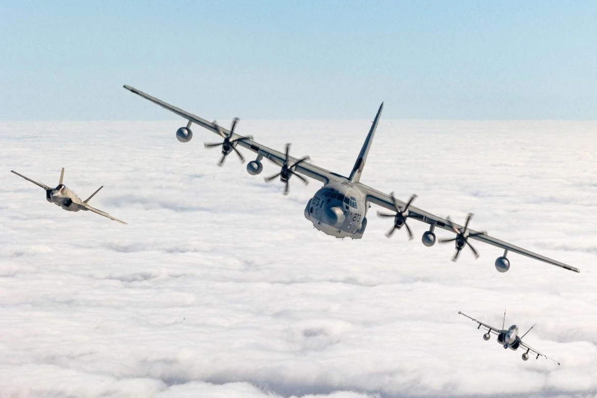 Trong Chiến dịch Slingshot, máy bay KC-130J Super Hercules được sử dụng như trung tâm hậu cần cơ động, đi trước lực lượng F-35B để thiết lập các điểm tiếp nhiên liệu và hỗ trợ tại những sân bay có cơ sở hạ tầng hạn chế. Ảnh: USMC