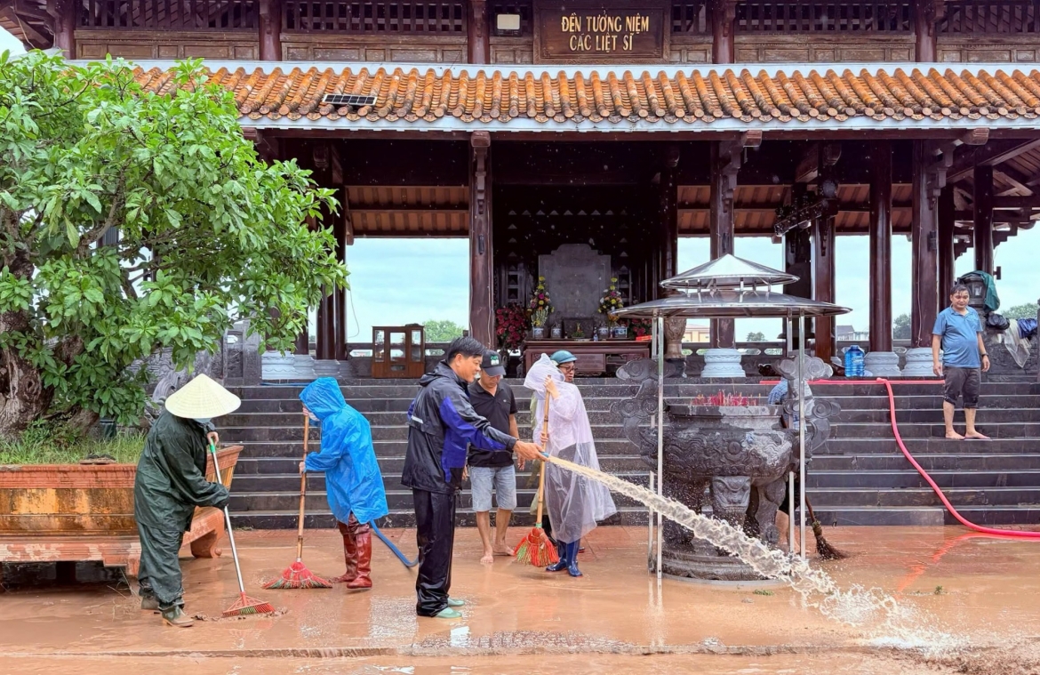 khac-phuc-hau-qua-mua-lu-voi-phuong-cham-nuoc-rut-den-dau-don-dep-den-do.jpg