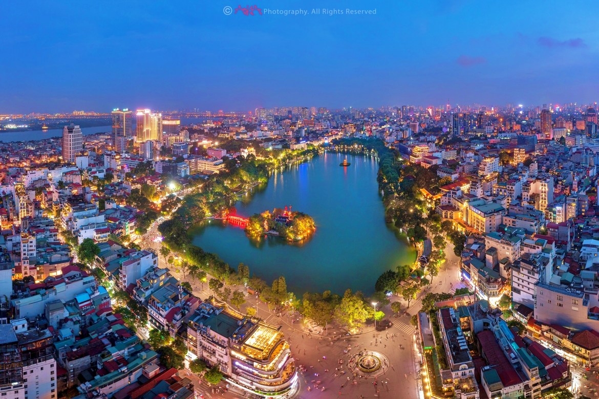 Không gian Hồ Hoàn Kiếm (Ảnh: Lê Việt Khánh).