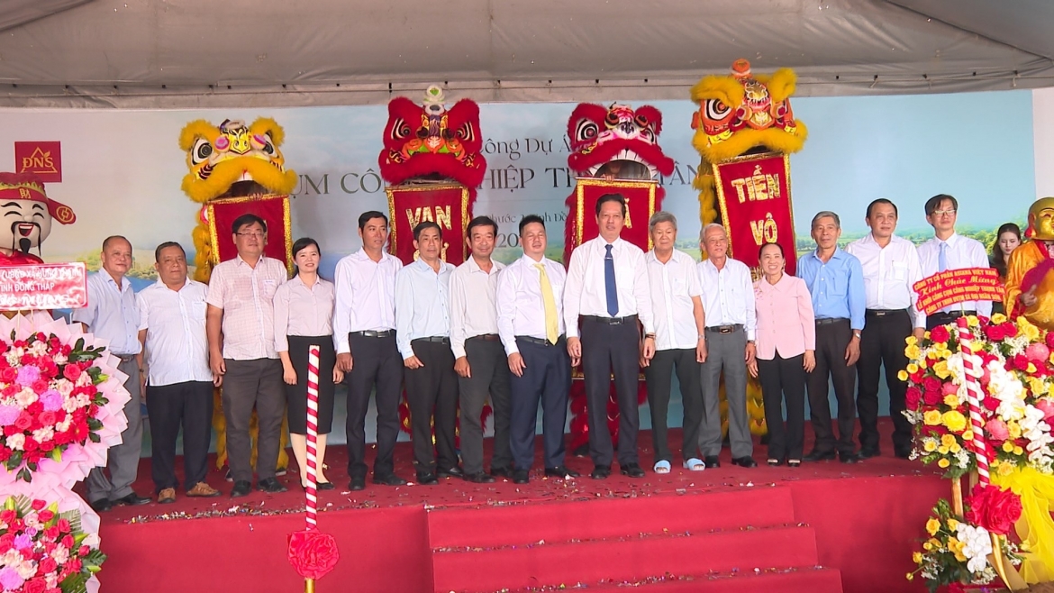 lanh-dao-ubnd-tinh-dong-thap-va-cac-dai-bieu-chup-anh-luu-niem-tai-le-khoi-cong.jpg