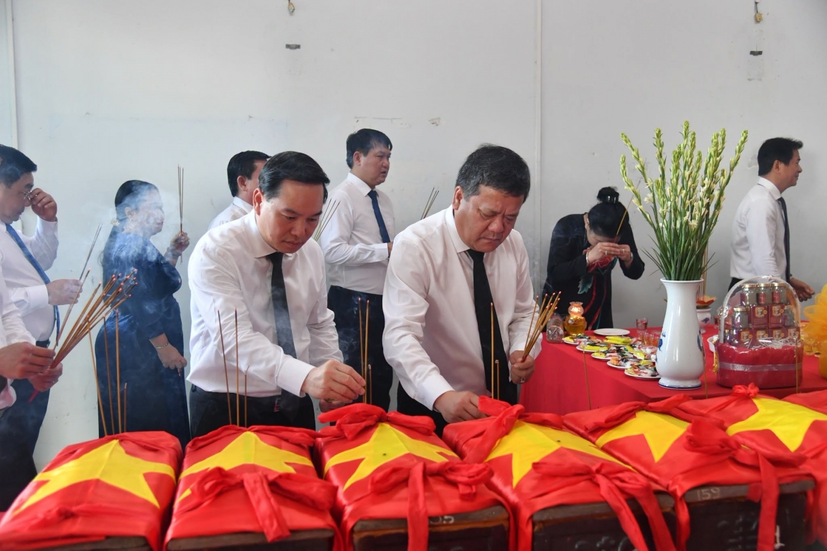 Lãnh đạo tỉnh Khánh Hòa thắp hương tưởng niệm các liệt sĩ (ảnh BCHQS tỉnh Khánh Hòa)