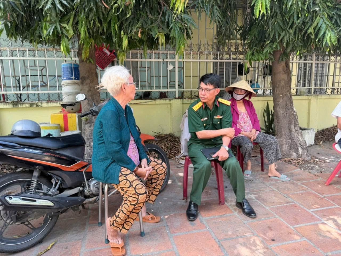 Lãnh đạo Phòng Chính trị, Bộ Chỉ huy quân sự tỉnh Khánh Hòa gặp gỡ người dân, thu thập thông tin về liệt sĩ
