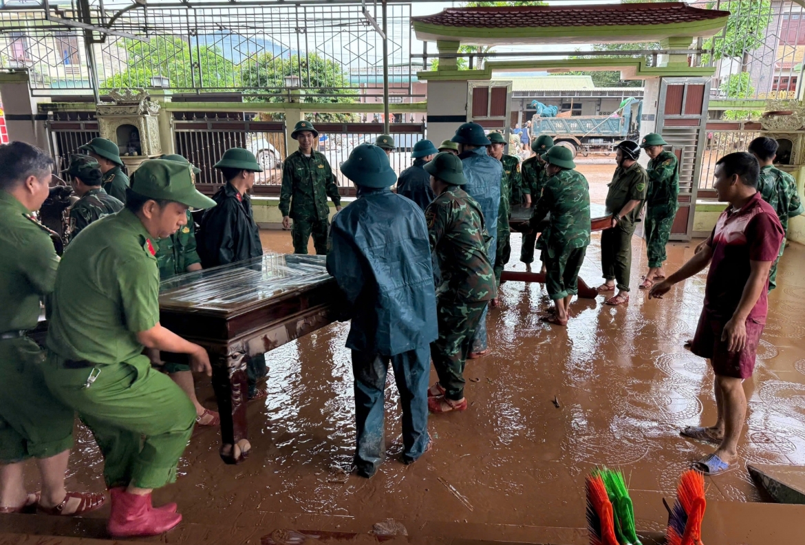 luc-luong-vu-trang-ho-tro-nguoi-dan-khac-phuc-hau-qua-mua-lu.jpg