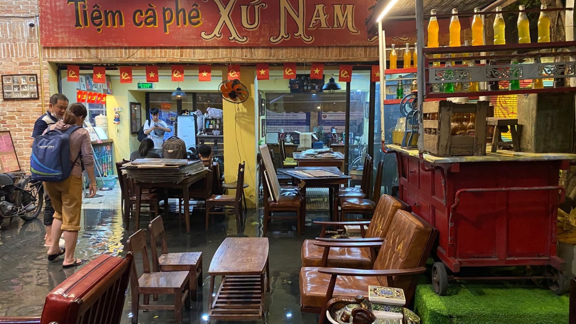 mua-lon-gio-tan-tam-khien-nhieu-tuyen-duong-tai-tphcm-bi-ngap-giao-thong-un-u.jpg