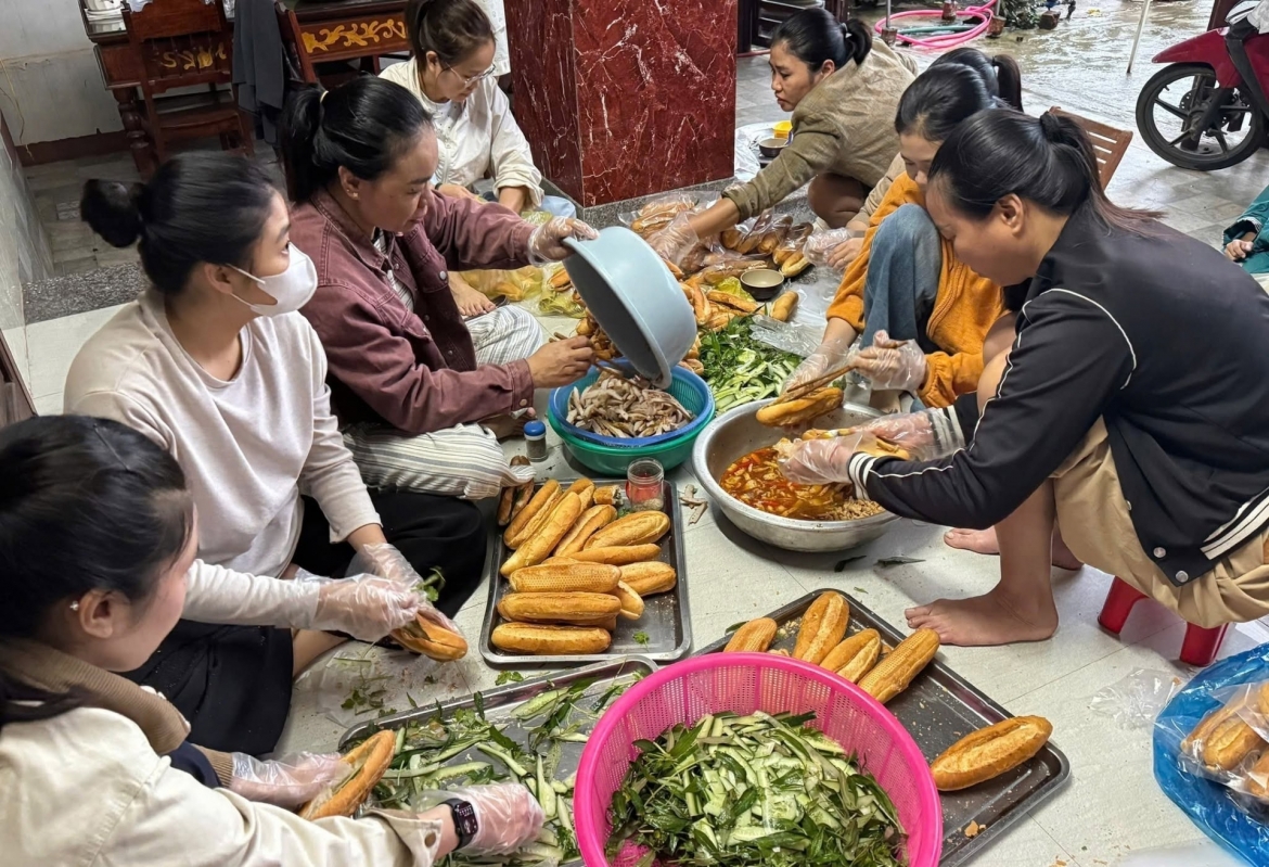 nguoi-dan-lam-bua-sang-ho-tro-ba-con-vung-ngap-lut-tai-xa-bien-gioi-lao-bao.jpg