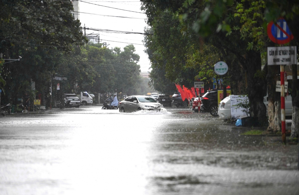 nhieu-phuong-tien-tim-cach-quay-dau-khi-di-den-doan-duong-ngap-lut.jpg
