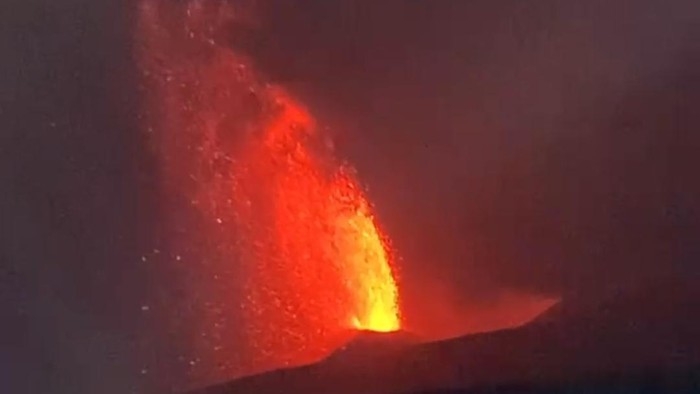 Tro bụi núi lửa Anak Krakatau ở Indonesia vẫn đang lan rộng vào sáng 7/9. Ảnh: Cơ quan Địa chất Indonesia