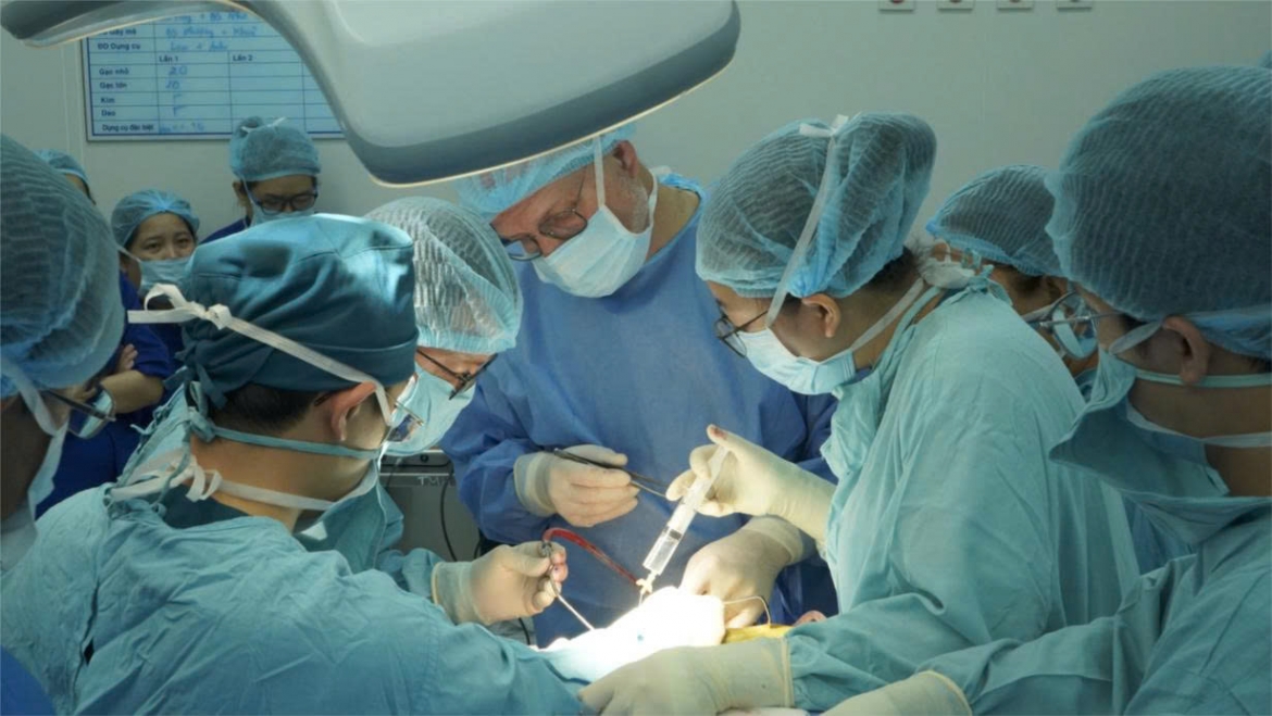 Ê-kíp phẫu thuật cấy điện cực thính giác thân não (tháng 5/2026)