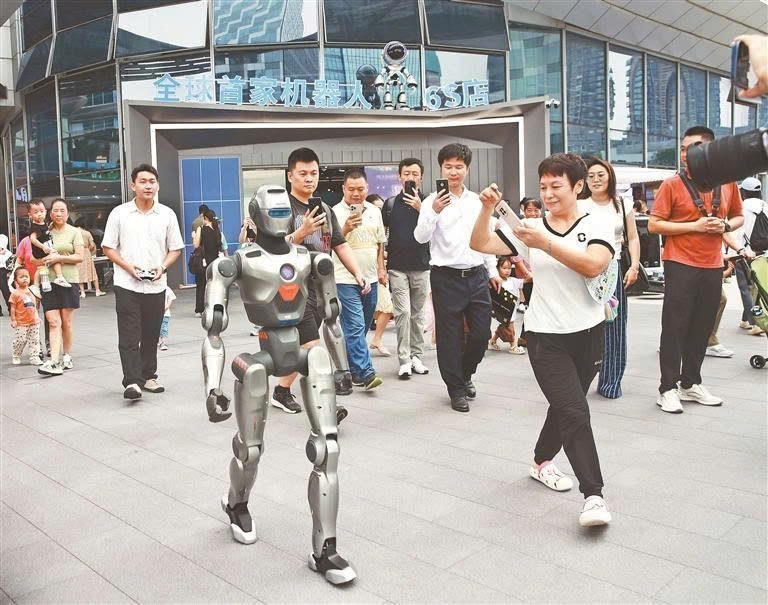 Một người mày đi bên ngoài cửa hàng robot 6S đầu tiên trên thế giới ở Thâm Quyến (Ảnh: Báo Đặc khu Thâm Quyến)