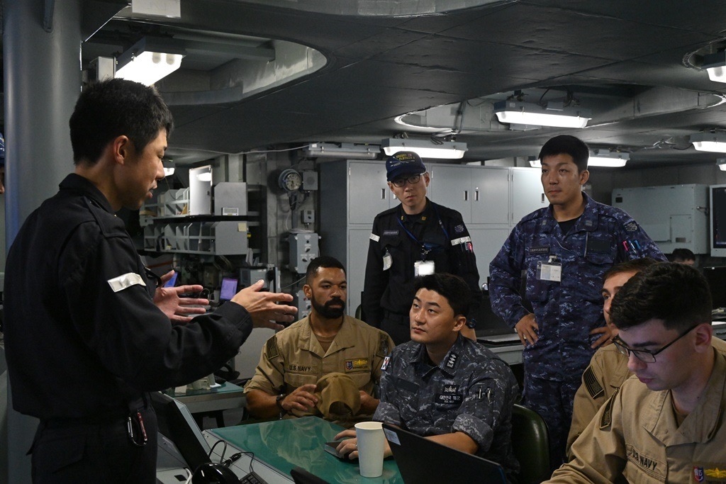 Họp bàn chiến thuật giữa các sỹ quan chỉ huy Mỹ - Nhật - Hàn tại Freedom Edge 2025. Ảnh: Lực lượng phòng vệ Nhật Bản