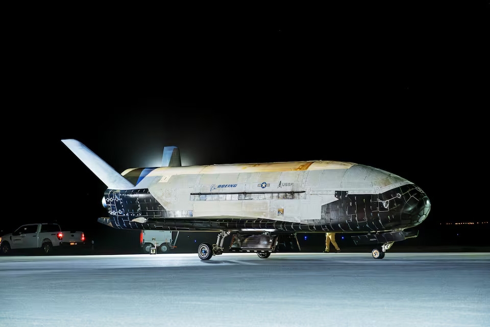 Tàu vũ trụ không người lái X-37B của quân đội Mỹ tại căn cứ Vandenberg, bang California, đầu năm 2025. Ảnh: Lực lượng Không gian Mỹ/Reuters