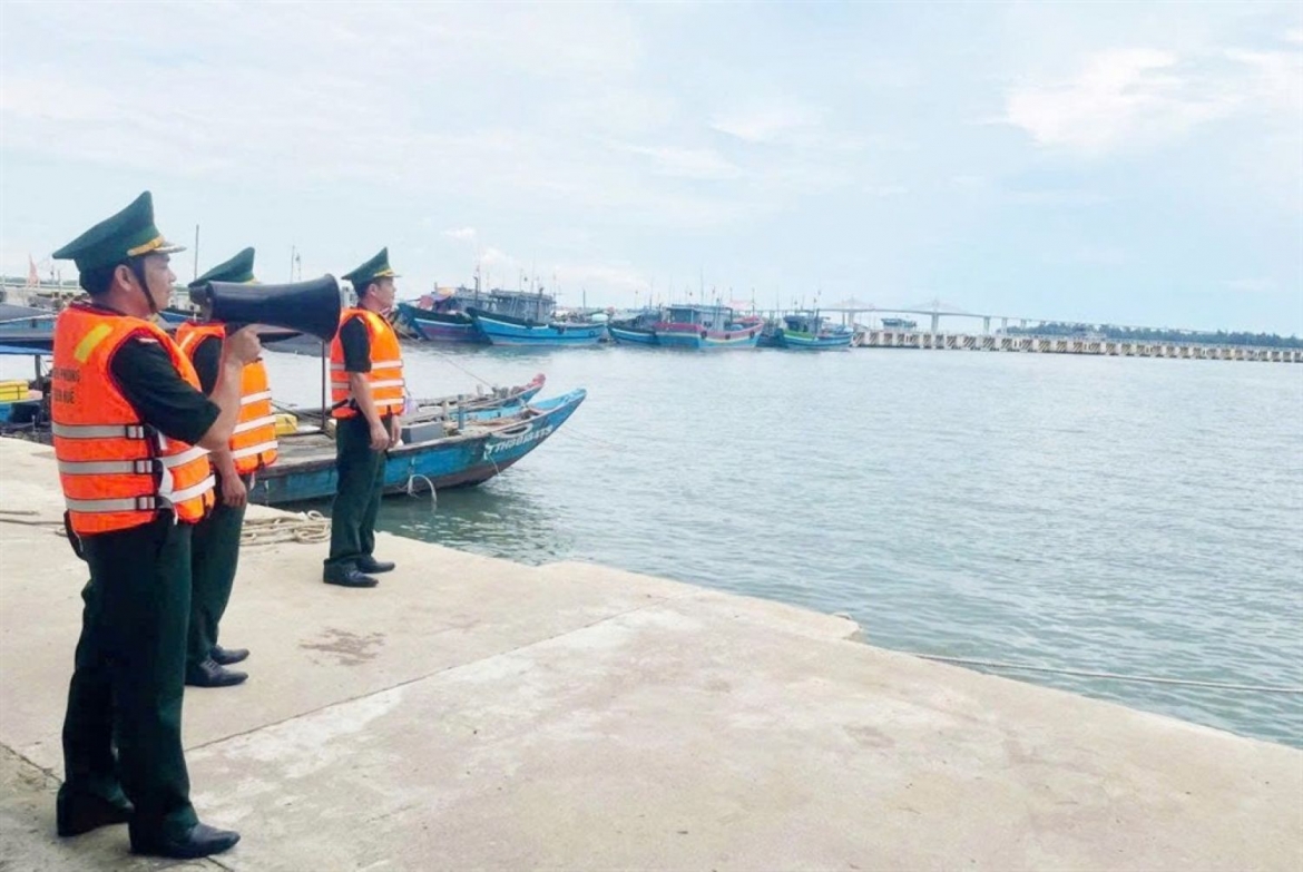 thong-bao-huong-dan-chu-phuong-tien-tau-thuyen-dang-hoat-dong-tren-bien-chu-dong-phong-tranh.jpg