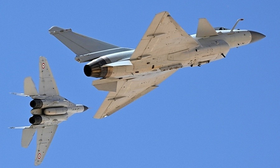 tiem-kich-j-10c-ben-fai-may-bay-trung-quoc-khong-quan-trung-quoc-tap-tran-canh-mig-29-khong-quan-ai-cap-cctv.jpg