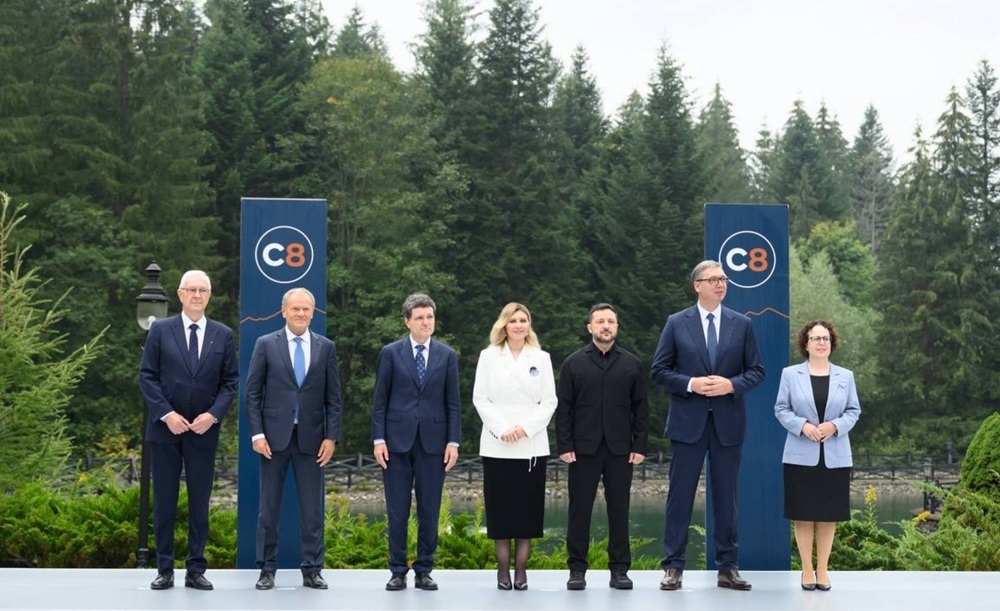 Các nhà lãnh đạo 8 Carpathia và Tổng thống Ukraine chụp ảnh nhóm tại Hội nghị thượng đỉnh C8 khai mạc ở Prykarpattia. Nguồn: Volodymyr Zelensky